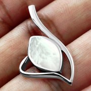 Mother of Pearl Oval Silver Pendant, p534